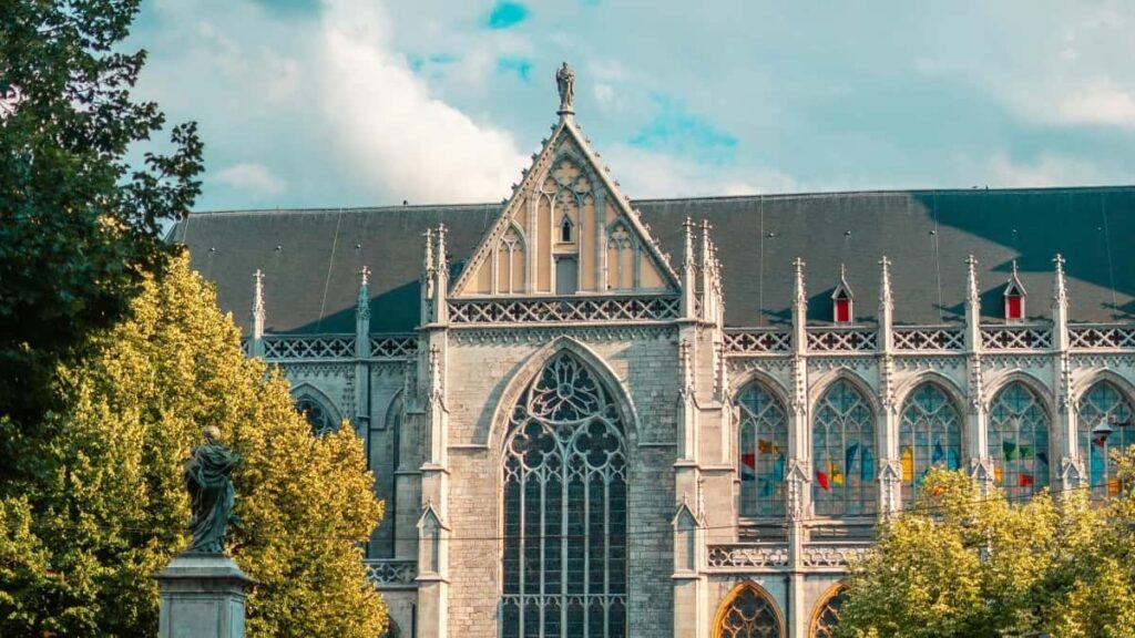 "Practical guide for creators in Ireland on contacting South African brands via Takatak to request PR packages for unboxing and reviews, with outreach templates and platform tips."