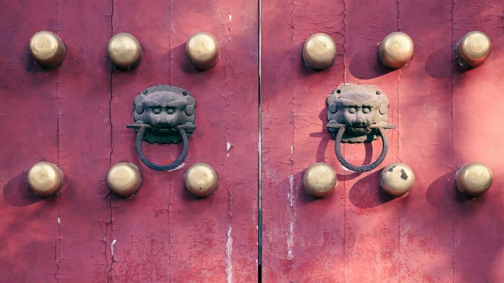 Practical, street-smart guide for Irish creators on contacting Bolivian brands via Twitter to pitch must-have items, with local tactics, templates and outreach workflow.