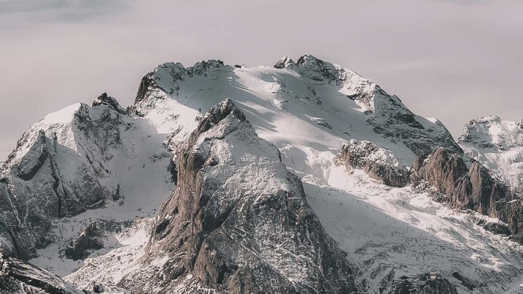 Practical guide for creators in Ireland on contacting Nepalese brands on Line for sponsored hotel reviews, workaround tips, risks, and outreach templates.