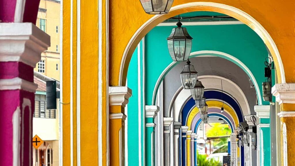 Practical guide for Irish creators to pitch Tunisian brands on WhatsApp, with outreach scripts, cultural tips, and examples from viral travel creators.