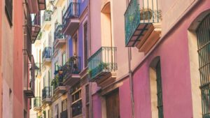 Practical guide for creators in Ireland learning how to pitch Philippines brands on Clubhouse and win UGC briefs step-by-step outreach, room tactics, partnerships and market signals.